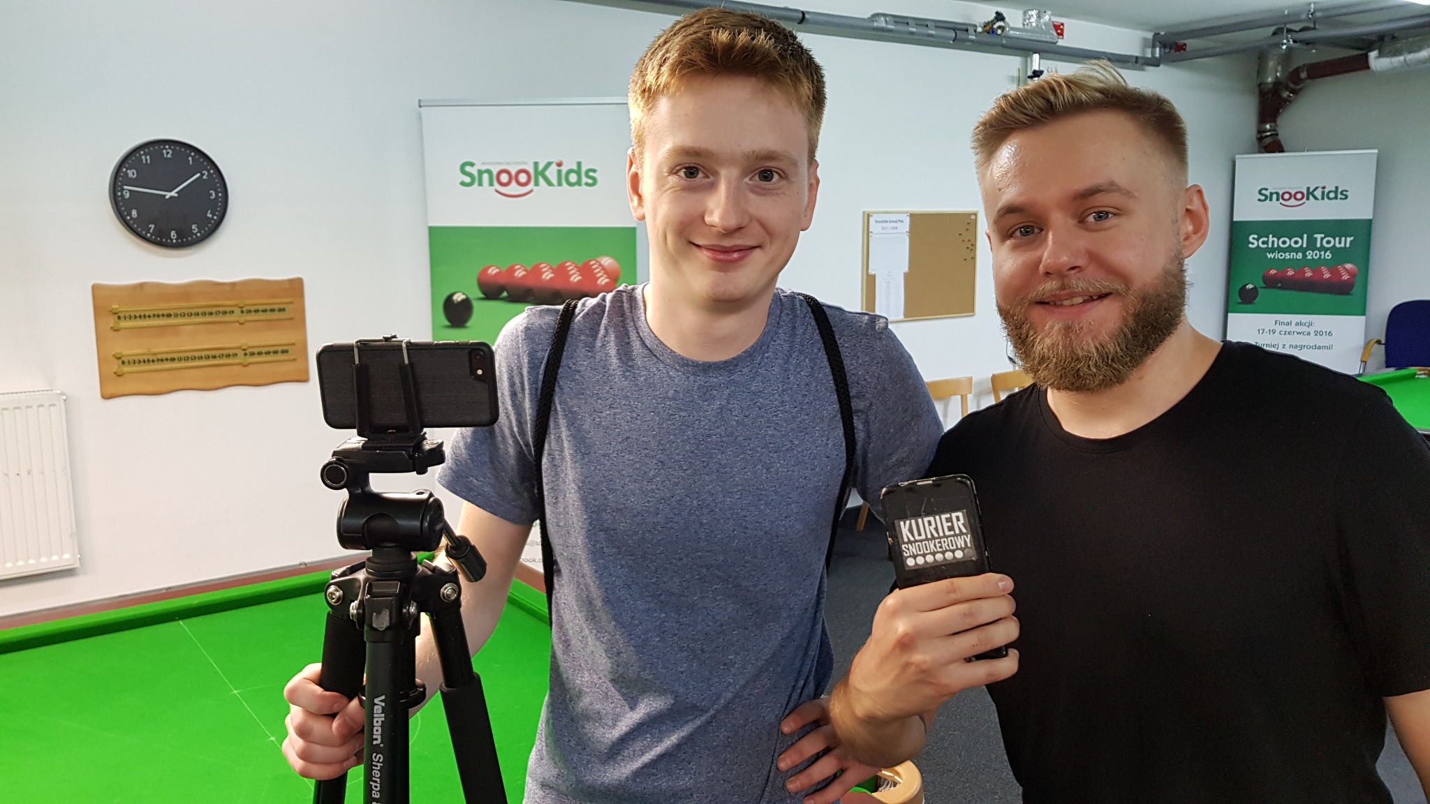 Grzegorz Biernadski i Michał Ebert z Kuriera Snookerowego podczas wizyty w SnooKids.