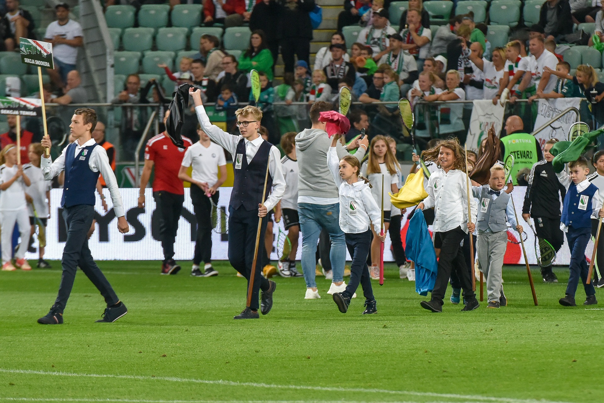Zawodnicy Legia Snooker Schools na płycie stadionu Legii we wrześniu 2022 roku.