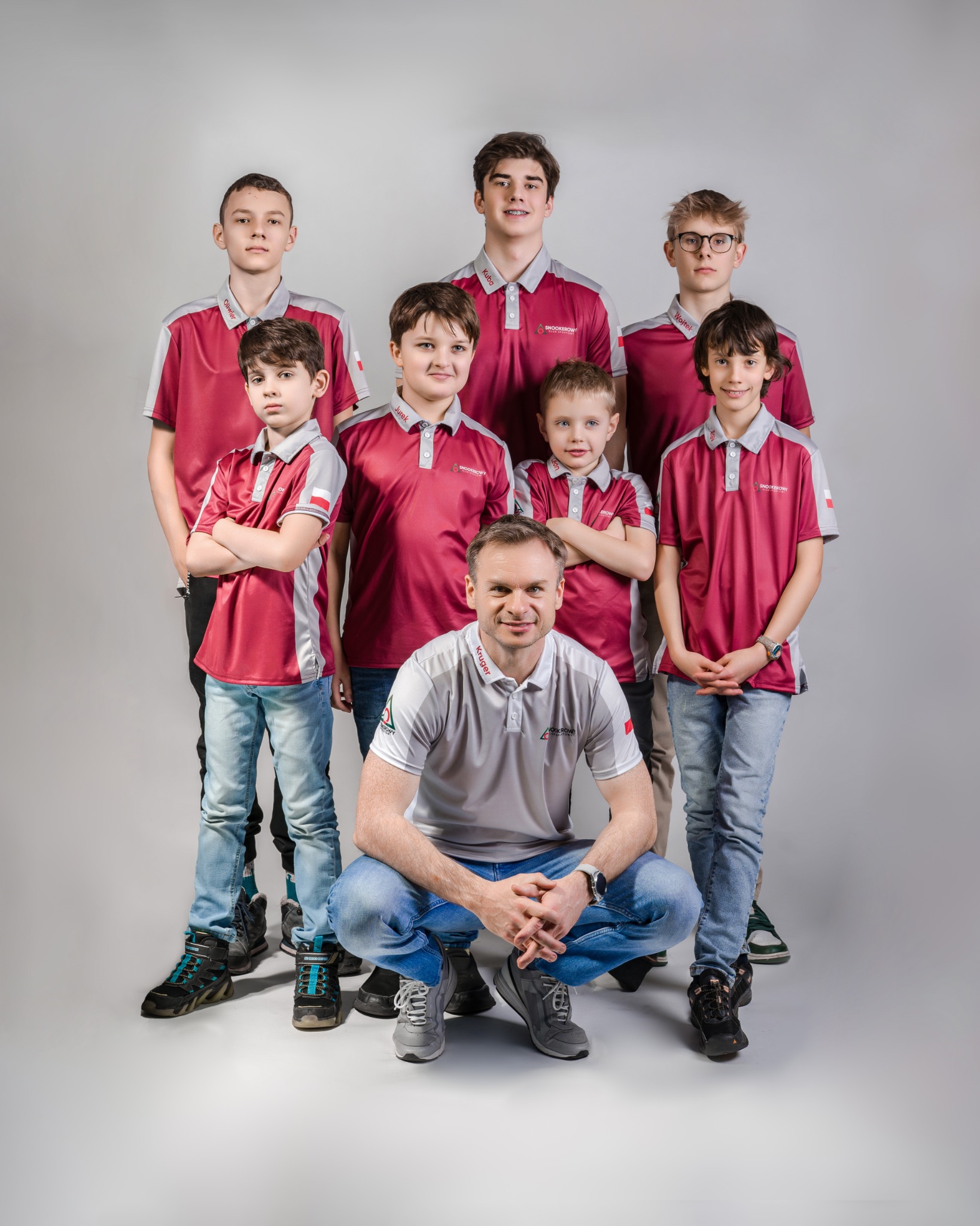 Juniorzy Snookerowego Klubu Sportowego podczas sesji zdjęciowej w lutym 2023 roku.