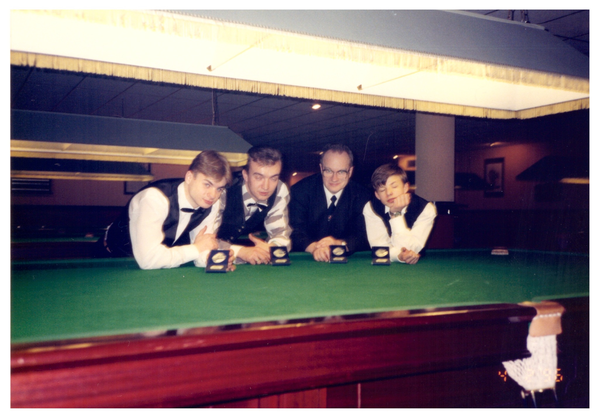 Krzysztof Kruk i Przemek Kruk z dwoma kolegami przy stole snookerowym w latach 90.