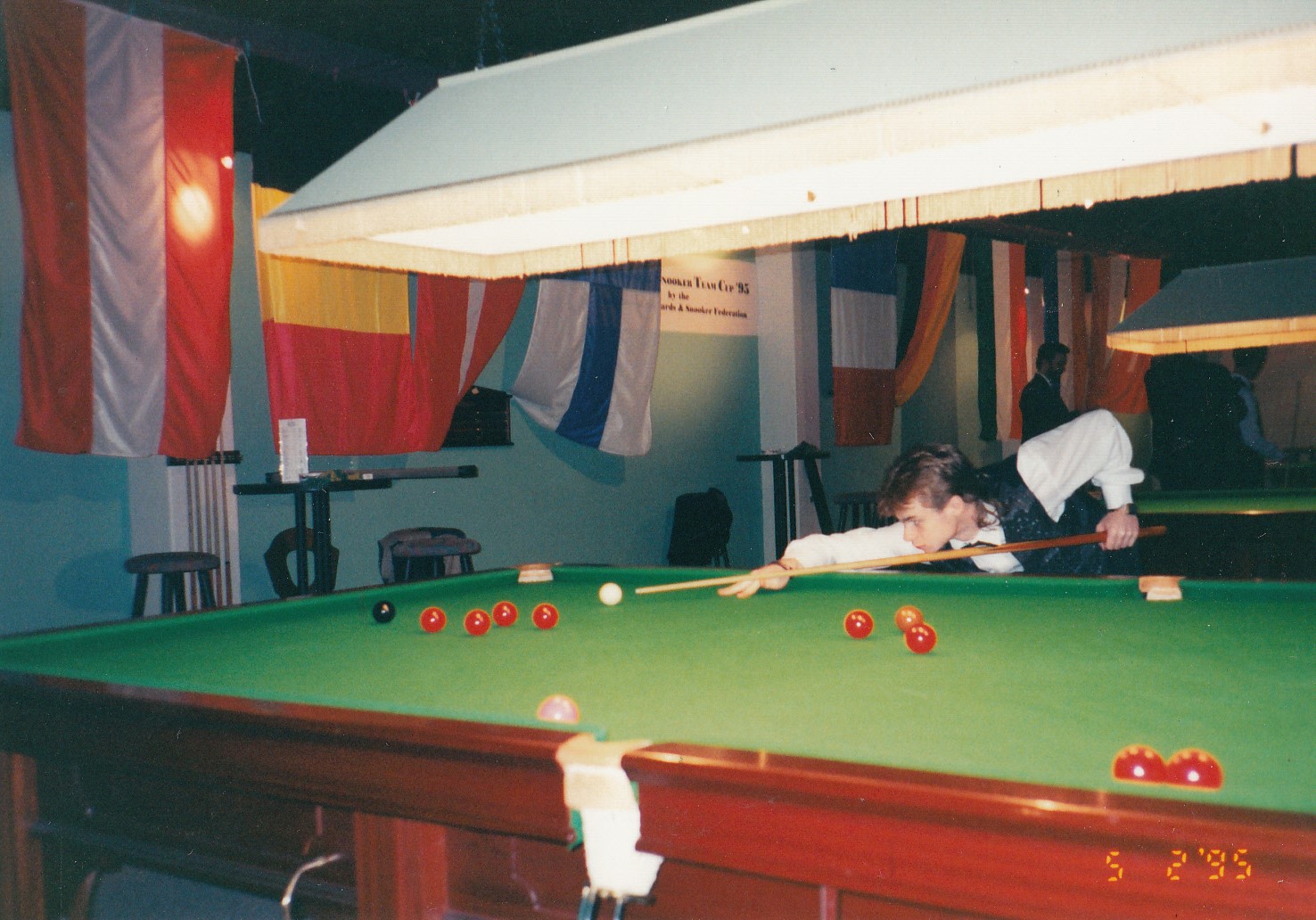 Przemek Kruk przy stole podczas międzynarodowego turnieju snookerowego w 1995 roku.