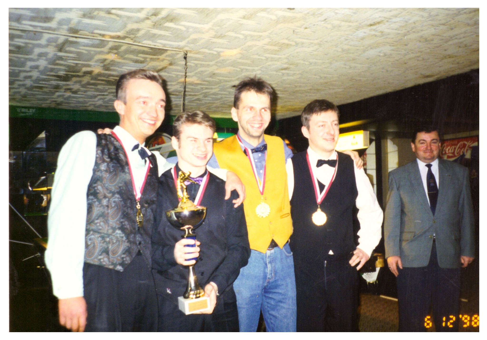 Przemek Kruk z kolegami po zdobyciu Drużynowego Pucharu Polski w 1998 roku.