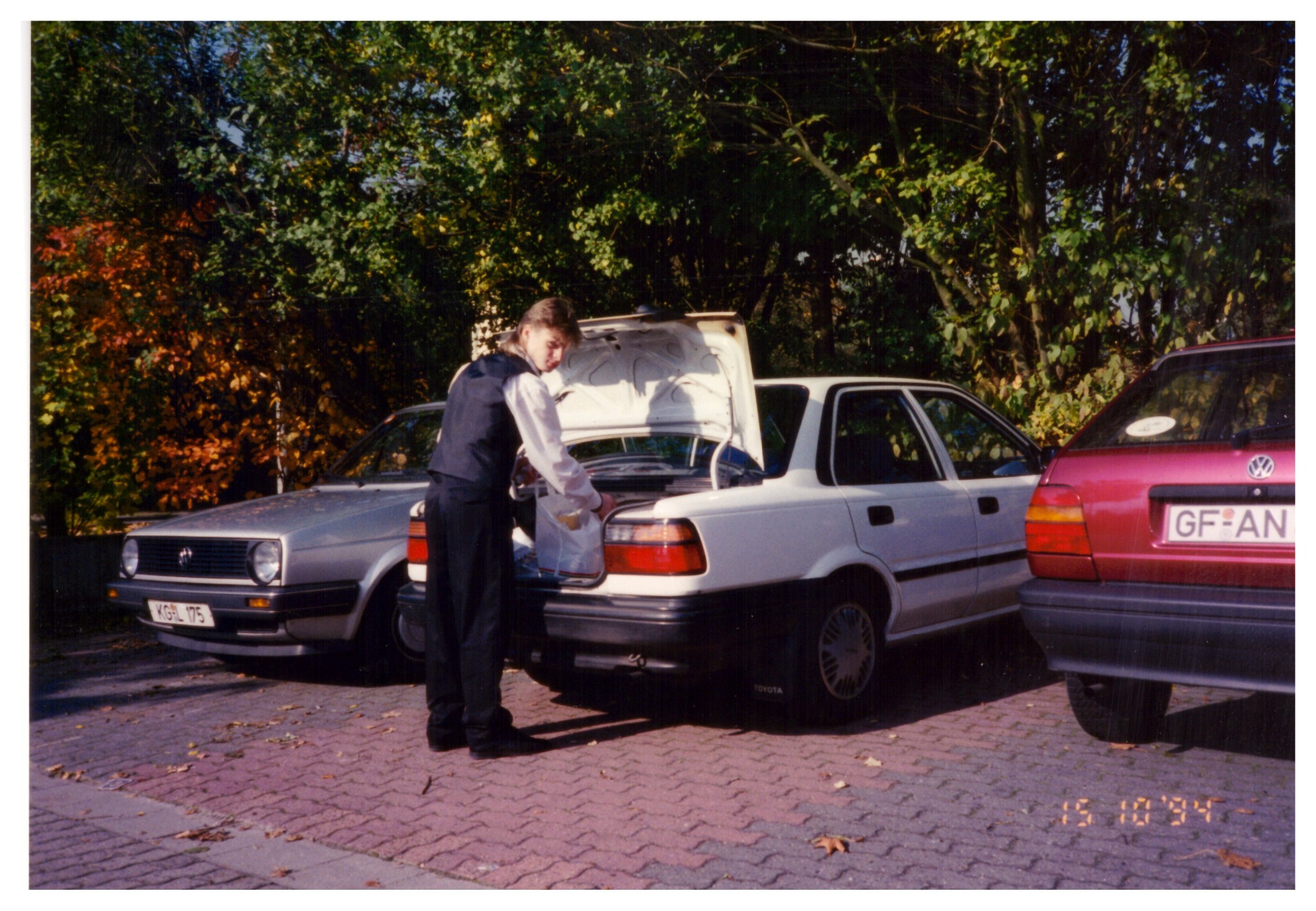 Przemek Kruk przy samochodzie podczas wyjazdu na zagraniczny turniej w 1994 roku.
