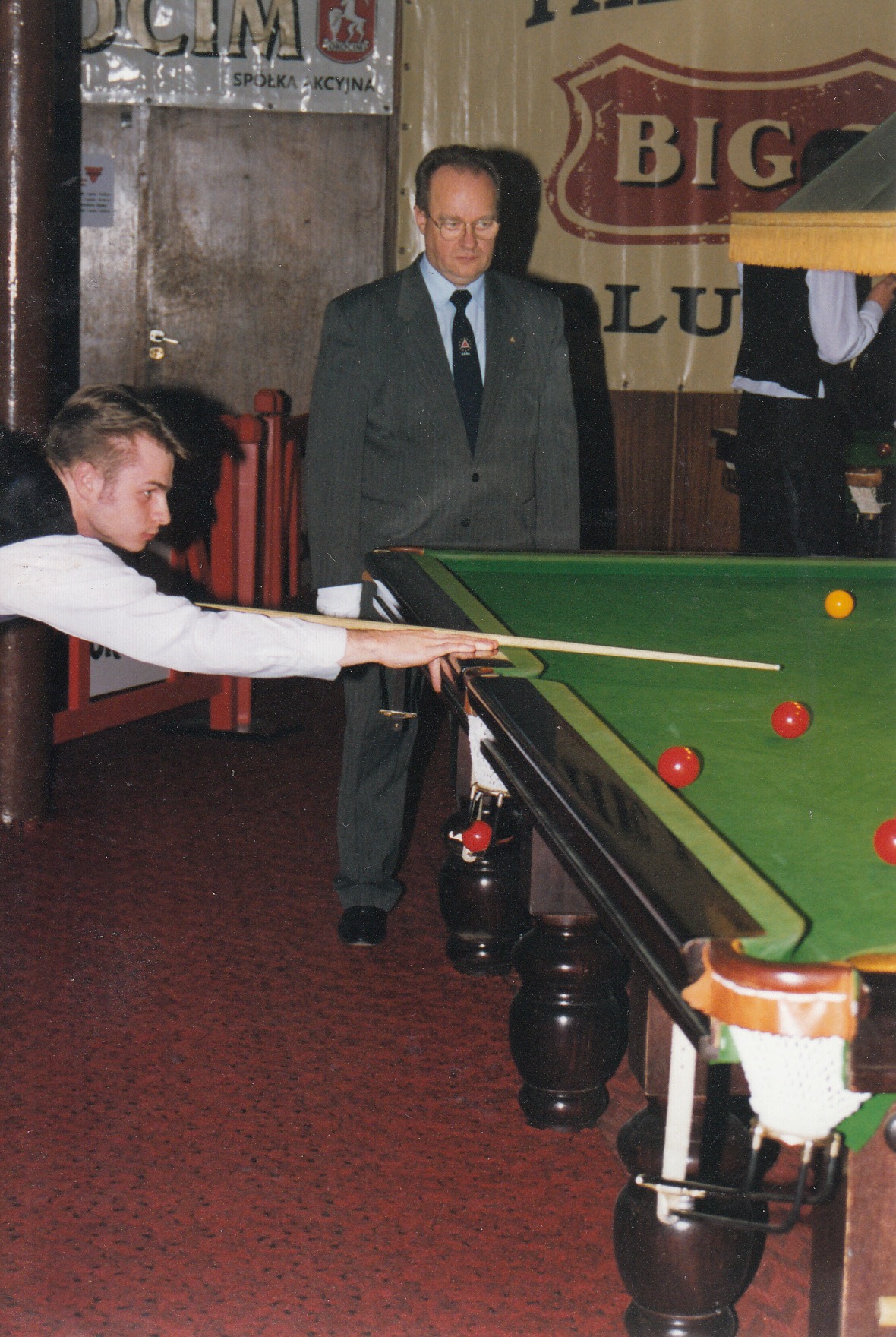 Przemek Kruk przy stole snookerowym, z Krzysztofem Krukiem stojącym obok, lata 90.