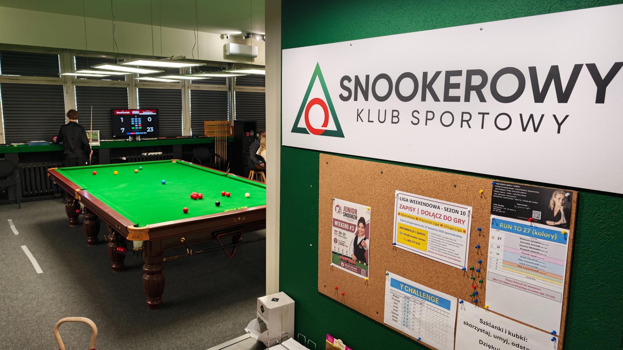 Wnętrze Snookerowego Klubu Sportowego podczas turnieju.
