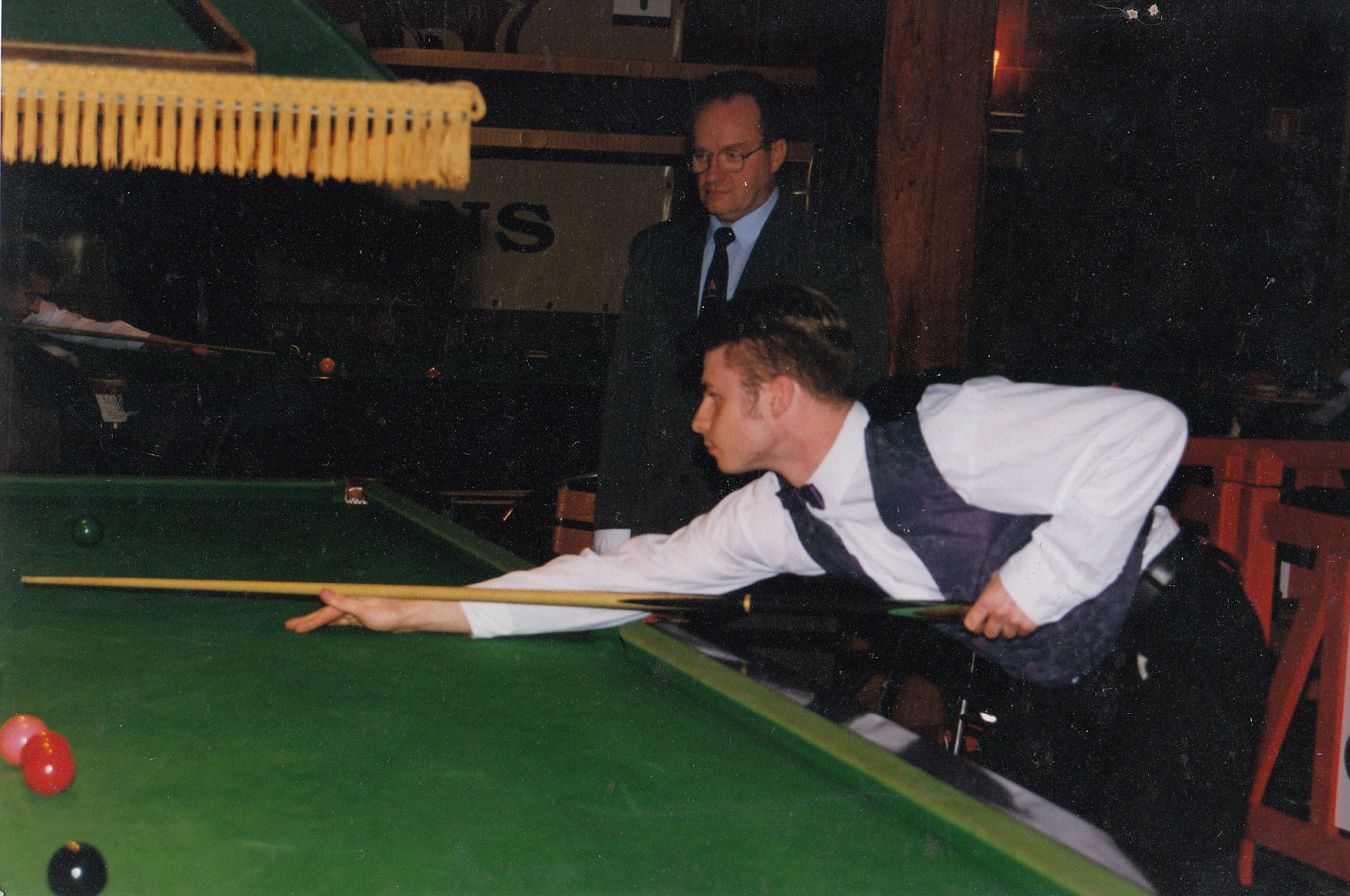 Przemek Kruk z ojcem przy stole snookerowym
